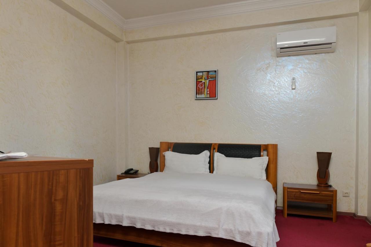 Antika Hotel Батуми Екстериор снимка