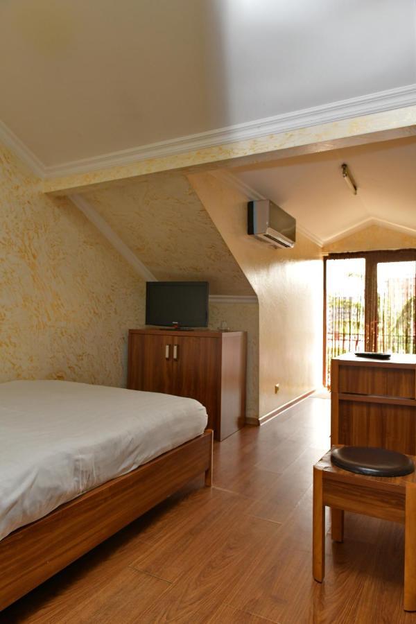 Antika Hotel Батуми Екстериор снимка