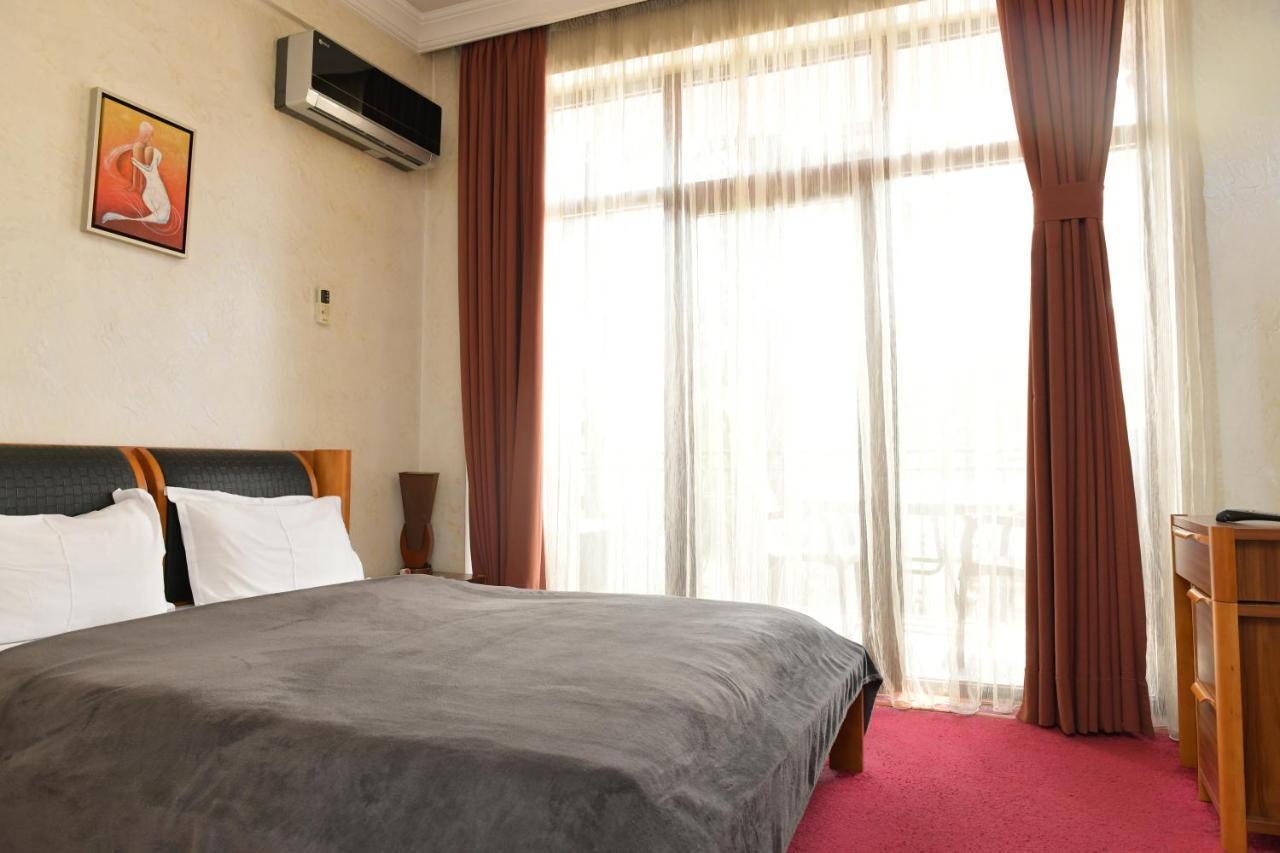 Antika Hotel Батуми Екстериор снимка