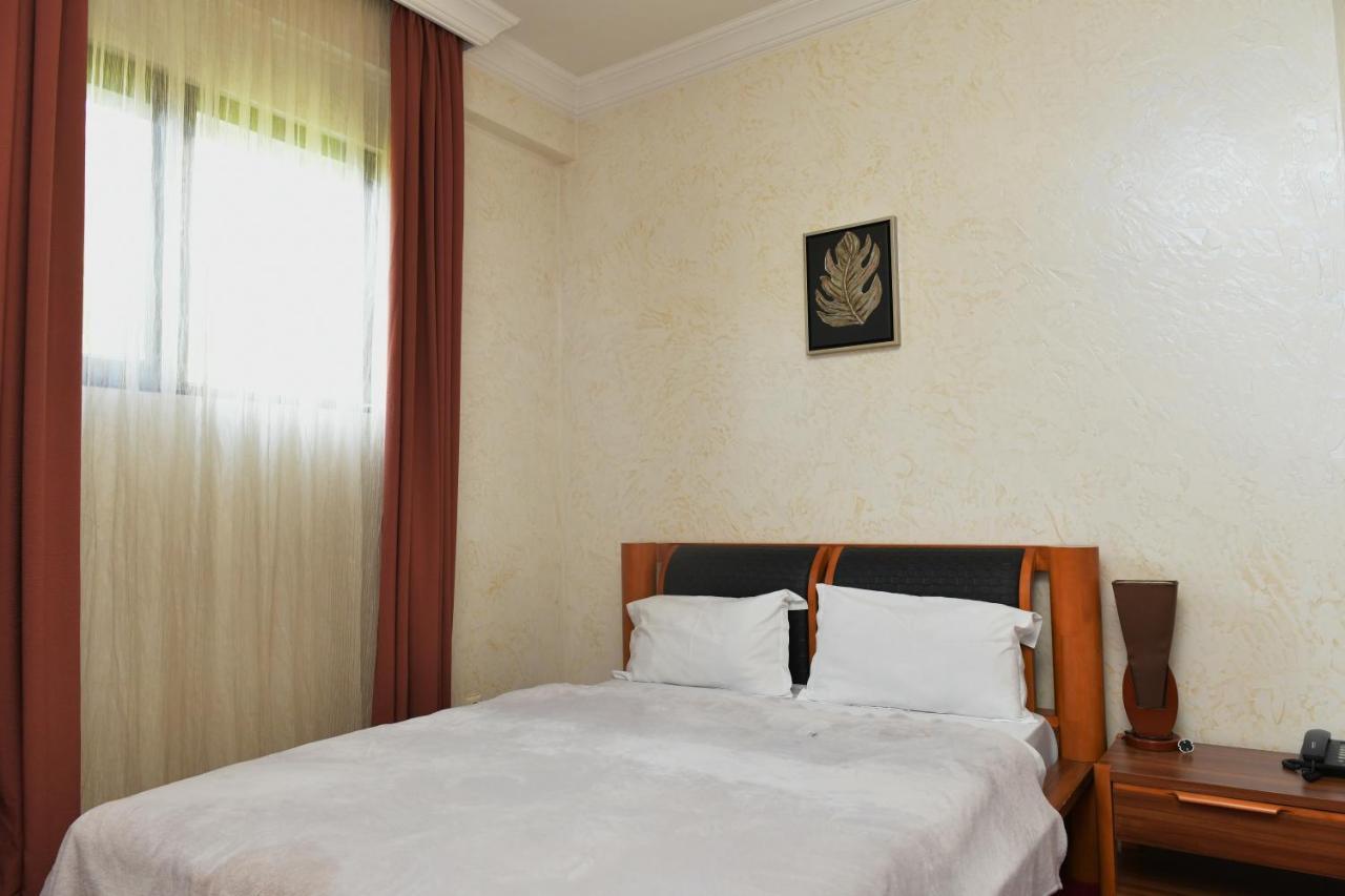 Antika Hotel Батуми Екстериор снимка