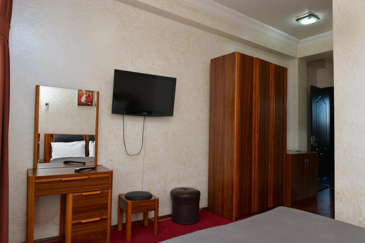 Antika Hotel Батуми Екстериор снимка