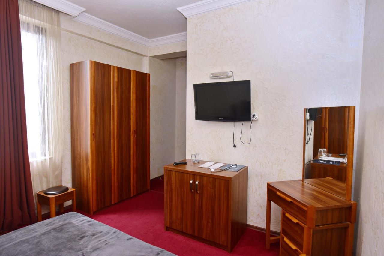 Antika Hotel Батуми Екстериор снимка