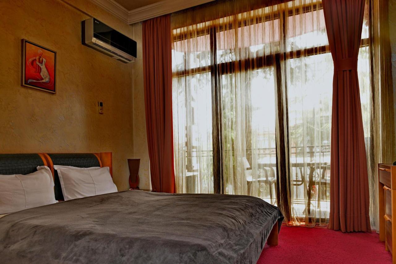 Antika Hotel Батуми Екстериор снимка